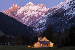 Abendstimmung an der katholischen Kirche von Kandersteg unterm Blüemlisalpmassiv, Berner Oberland, Kanton Bern, Schweiz