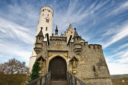 Schloss Lichtenstein unter Wolkenhimmel, Schwäbische Alb, Baden-Württemberg, Deutschland, Europa