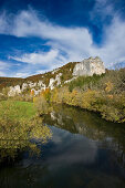 Fluss und Felsen im Oberen Donautal, Schwäbische Alb, Baden-Württemberg, Deutschland, Europa