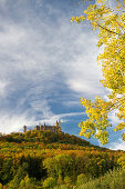 Burg Hohenzollern unter Wolkenhimmel, Hechingen, Schwäbische Alb, Baden-Württemberg, Deutschland, Europa
