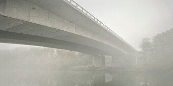 A8 Autobahn Brücke eingehüllt in Nebel, Donau Fluss, Leipheim bei Günzburg, Schwaben, Bayern, Deutschland