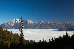 Blick über den Nebel im Tal zum Hohen Göll und Hohen Brett im Mondlicht, Berchtesgadener Land, Nationalpark Berchtesgaden, Oberbayern, Bayern, Deutschland, Europa