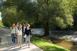 Gruppe junger Leute läuft am Ufer der Dreisam entlang, Freiburg im Breisgau, Schwarzwald, Baden-Württemberg, Deutschland