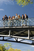 Gruppe junger Leute steht auf einer Brücke, Freiburg im Breisgau, Schwarzwald, Baden-Württemberg, Deutschland
