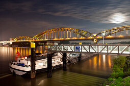 Eisenbahnbrücke über den Rhein, Köln, Nordrhein-Westfalen, Deutschland, Europa