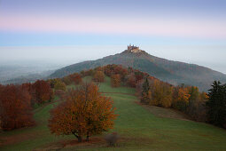 Blick zur Burg Hohenzollern, bei Hechingen, Schwäbische Alb, Baden-Württemberg, Deutschland