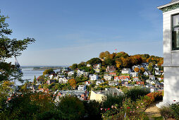 Blick auf die Elbe mit Treppenviertel und Süllberg von Blankenese, Hamburg, Nordeutschland, Deutschland