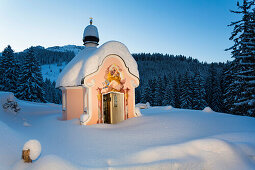 Chapel Maria Koenigin at lake Lautersee in winter after the snowfall, Mittenwald, Werdenfelser Land, Upper Bavaria, Bavaria, Germany