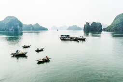 Boote in der Halongbucht, Nordvietnam, Vietnam, Asien