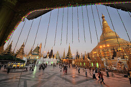 Blick auf Shwedagon Pagode mit Passanten, Yangon, Myanmar, Burma, Asien