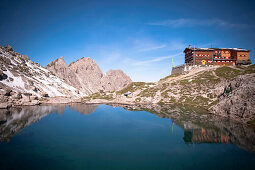 Hütte mit Bergsee in den Lienzer Dolomiten, Osttirol, Tirol, Österreich