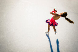 Eiskunstläuferin auf der Eisfläche