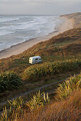 Wohnmobil an einsamen Sandstrand der Westküste, wilder Seegang, Südinsel, Neuseeland