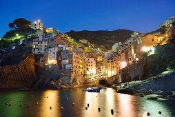 Beleuchtete Häuser von Riomaggiore, Riomaggiore, Cinque Terre, Nationalpark Cinque Terre, UNESCO Weltkulturerbe Cinque Terre, Ligurien, Italien