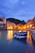 Beleuchteter Hafen von Vernazza im Abendlicht, Vernazza, Cinque Terre, Nationalpark Cinque Terre, UNESCO Weltkulturerbe Cinque Terre, Ligurien, Italien