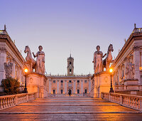 Cordonata capitolina, Treppe führt auf Statuen von Castor und Pollux zu, Abendlicht, Architekt Michelangelo, mit Senatorenpalast im Hintergrund, beleuchtet, Kapitol, Rom, UNESCO Weltkulturerbe Rom, Latium, Lazio, Italien