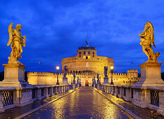 Engelsbrücke führt auf Engelsburg zu, beleuchtet, Rom, UNESCO Weltkulturerbe Rom, Latium, Lazio, Italien