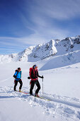 Zwei Skitourengeher beim Aufstieg zur Wildspitze, Ötztaler Alpen, Tirol, Österreich