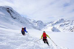 Zwei Skifahrer bei der Abfahrt über den Gletscher von der Wildspitze, Ötztaler Alpen, Tirol, Österreich