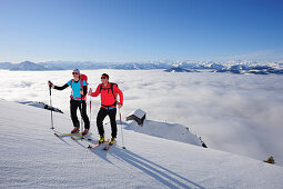 Zwei Skitourengeher beim Aufstieg zur Rote Rinn-Scharte, Gruttenhütte im Hintergrund, Kaiser-Express, Wilder Kaiser, Kaisergebirge, Tirol, Österreich