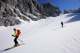 Zwei Skifahrer bei der Abfahrt von Rote Rinn-Scharte ins Kar Hoher Winkel, Kaiser-Express, Wilder Kaiser, Kaisergebirge, Tirol, Österreich