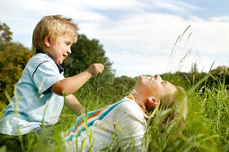 Mutter und Sohn (3 Jahre) spielen im Gras, Wien, Österreich