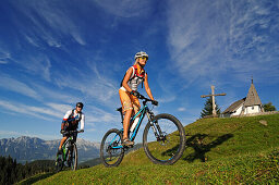 Mountain bikers at Kraftalm, Wilder Kaiser im Hintergrund, Hohe Salve, Kitzbuehel Horn, Kitzbuehel Alps, Tyrol, Austria