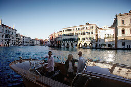 Wassertaxi auf dem Canal Grande mit Gästen des Palazzina Grassi Hotel, Design Philippe Starck, Sestriere San Marco 3247, Venedig, Italien