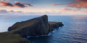 Sonnenaufgang über den imposanten Klippen des Neist Point am westlichen Ende der Isle of Skye, Schottland, Großbritannien