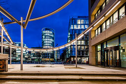 Abenddämmerung an der Magellan-Terrasse in der Hafencity Hamburg, Deutschland