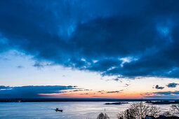 Sonnenuntergang über der Elbe und der Insel Schweinesand vom Süllberg in Blankenese, Hamburg, Deutschland