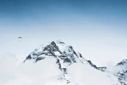 Gleitschirmflieger und die Jungfrau im Hintergrund, Mürren, Berner Oberland, Kanton Bern, Schweiz