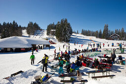 Skigebiet und Biergarten am Feldberg, Schwarzwald, Baden-Württemberg, Deutschland