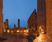 Towers and town hall on Piazza del Duomo square at night, San Gimignano, hill town, UNESCO World Heritage Site, province of Siena, Tuscany, Italy, Europe