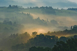 Nebel bei Sonnenaufgang, Landschaft bei San Gimignano, Provinz Siena, Toskana, Italien, Europa