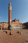 Piazza del Campo, Platz mit Glockenturm Torre del Mangia und Rathaus, Palazzo Pubblico, Siena, UNESCO Weltkulturerbe, Toskana, Italien, Europa