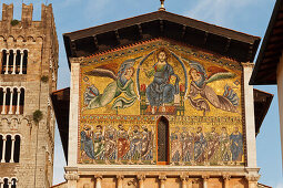 Goldenes Mosaik von Christus, Apostel, Engel, Basilica di San Frediano, Romanische Kirche, Altstadt von Lucca, UNESCO Weltkulturerbe, Lucca, Toskana, Italien, Europa