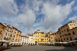 Piazza dell Anfiteatro Platz mit Restaurants, Altstadt von Lucca, UNESCO Weltkulturerbe, Toskana, Italien, Europa