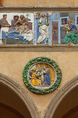 Vorhalle mit Keramikbildfriesen, Detail des Keramik-Frieses, Rundbild von Giovanni della Robbia, Relief, Ospedale del Ceppo, Krankenhaus, 13. Jahrhundert, Pistoia, Toskana, Italien, Europa