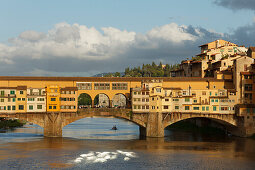 Ponte Vecchio über den Arno Fluss, Altstadt von Florenz, UNESCO Weltkulturerbe, Firenze, Florenz, Toskana, Italien, Europa