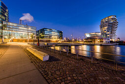 Moderne Architektur in der Dämmerung am Kaiserkai, Blick auf den Grasbrookhafen und Marco-Polo-Tower, Hafencity, Hamburg, Deutschland