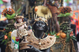 Alte Frau mit schwarzer Körperbemahlung und Puppe Santo Nino, Ati Atihan Festival, Kalibo, Aklan, Visaya, Insel Panay, Philippinen