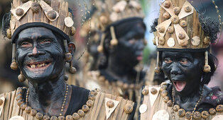 Lustige älteres Paar mit schwarzer Körperbemahlung,  Ati Atihan Festival, Kalibo, Aklan, Visaya, Insel Panay, Philippinen