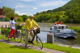 Hausboot und Fahrradfahrer am Wasserweg Doubs-Rhein-Rhone-Kanal bei Schleuse 43 Douvot, PK 99, Doubs, Region Franche-Comte, Frankreich, Europa