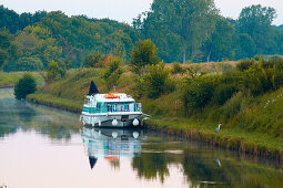 Sommermorgen auf dem Rhein Marne Kanal in Gondrexange, Hausboot, Sonnenaufgang, Moselle, Region Alsace Lorraine, Elsass Lothringen, Frankreich, Europa