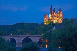 View of the Alte Lahnbruecke bridge and the river Lahn at Limburg cathedral in the evening, St. Georgs Cathedral, Limburg, Lahn, Westerwald, Hesse, Germany, Europe