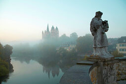 View from the Alte Lahnbruecke bridge across the river Lahn to Limburg cathedral in the early morning, St. Georgs Cathedral, Limburg, Westerwald, Hesse, Germany, Europe