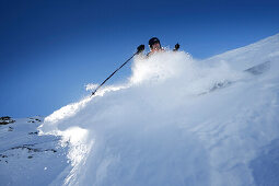 Skifahrer im Tiefschnee, Stuben am Arlberg, Tirol, Österreich