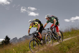Zwei Mountainbiker mit Fullys im Gelände, Eckbauer, Garmisch-Partenkirchen, Bayern, Deutschland