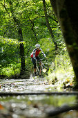 Mann bei einer Cyclocross-Tour im Herbst, Oberambach, Münsing, Bayern, Deutschland